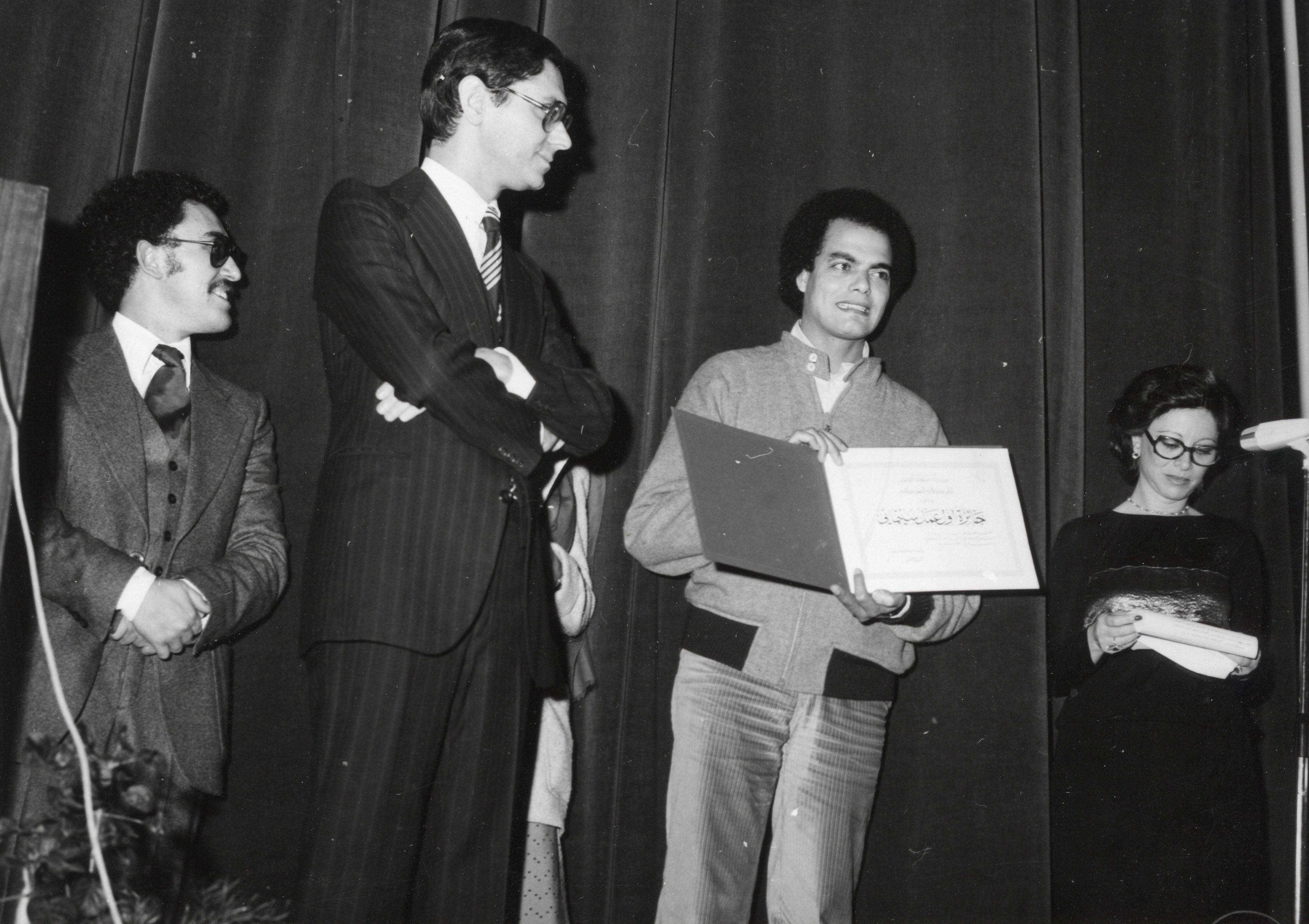 Hammadi Essid, Director of the JCC in 1987, presenting an award to the Moroccan filmmaker Ahmed El Maanouni in the presence of the jury president, chosen by him, the Egyptian star Faten Hamama.