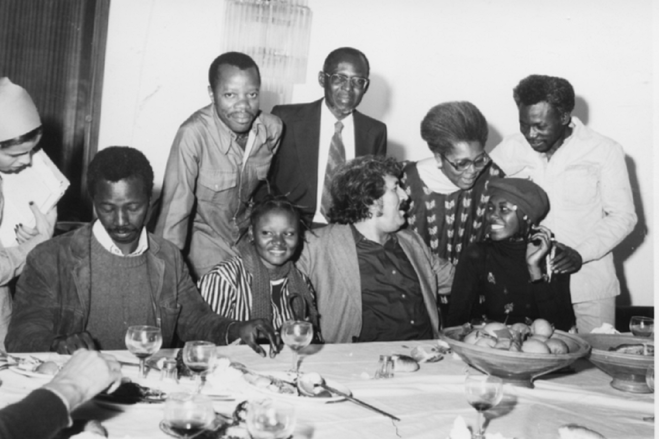 Le 'Doyen' Cheriaa fêté par ses amis aux JCC 1978. de g. à dr : le réalisateur malien Souleymane Cissé avec l'actrice de son film Baara, un critique ivoirien, l'historien et réalisateur sénégalais Paulin Soumanou Vieyra, l'écrivaine<br /> sénégalaise Annette M'baye d'Herneville, le réalisateur camerounais J.P.Dikongué-Pipa avec l'actrice de son film le prix de la liberté