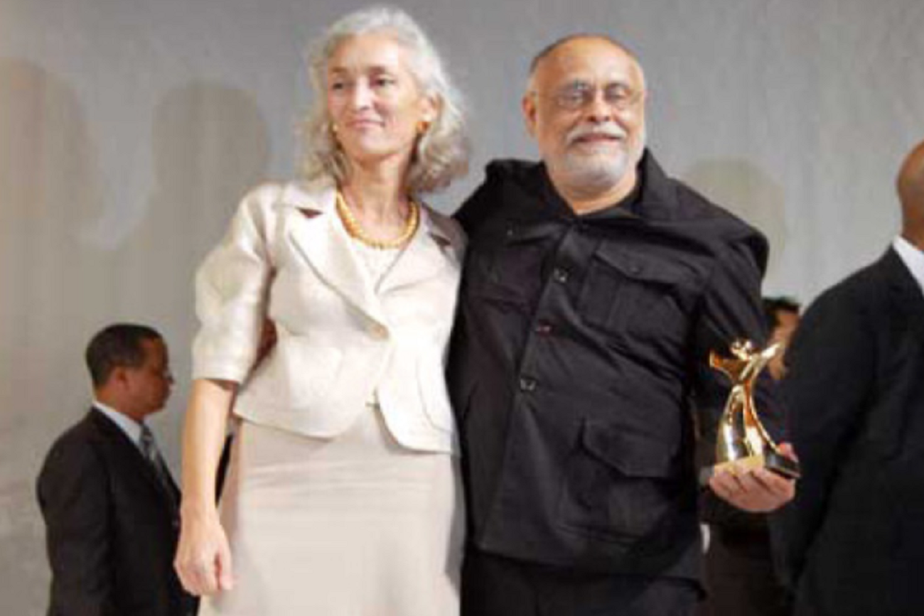 أيام قرطاج السينمائية 2008 - المنتجة التونسية درة بوشوشة هي أول امرأة تتولى إدارة أيام قرطاج السينمائية. هنا مع المخرج الإثيوبي هايلي جريما، أحد أعمدة السينما الأفريقية. التانيت الذهبي 2008 لفيلم 'تيزا'.