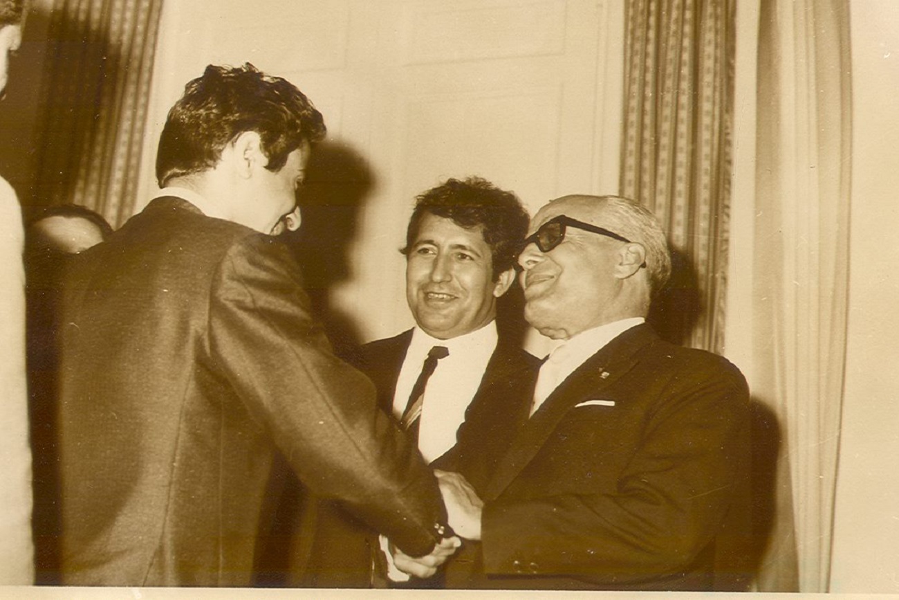JCC 1968. Le Président de la république Habib Bourguiba reçoit les invités du Festival. Ici le réalisateur Koweitien Khaled Essedik ...